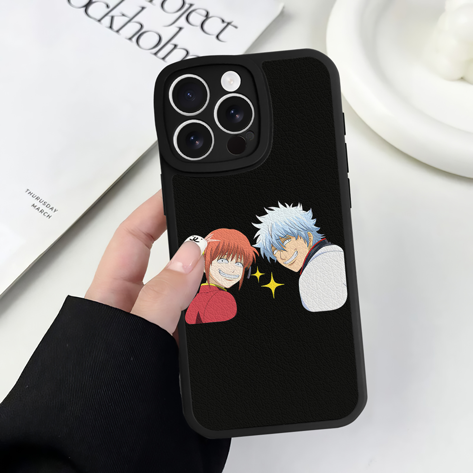 （画像用） ぎんたま 坂田銀時（さかたぎんとき） 神楽 志村新八（しむら しんぱち） GINTAMA Sakata Gintoki Kagura Shimura Shinpachi 【iPhone 16シリーズ対応】シリコンスマホケース（レザー調） 材質：シリコン